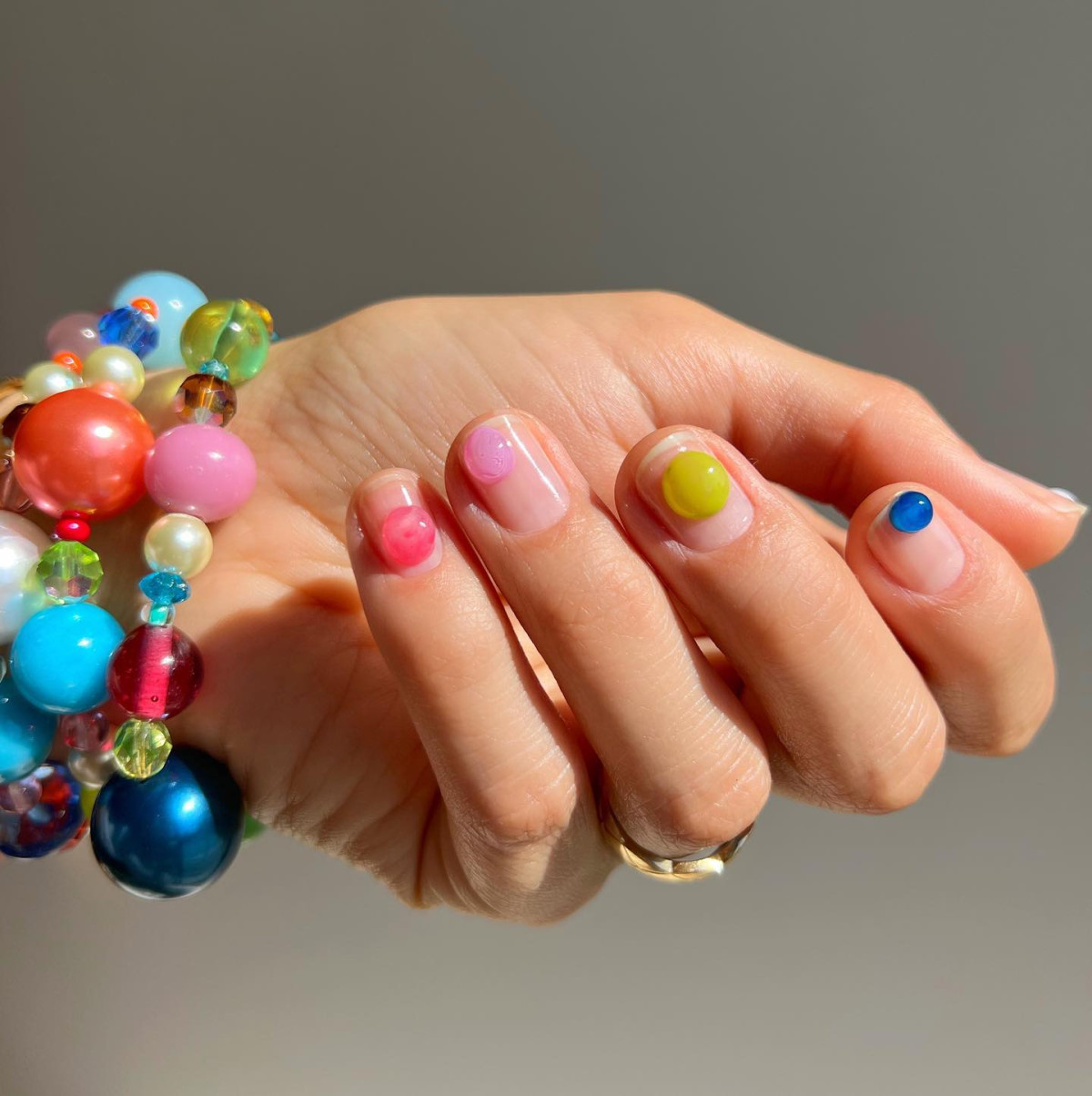 Різнокольоровий дизайн нігтів