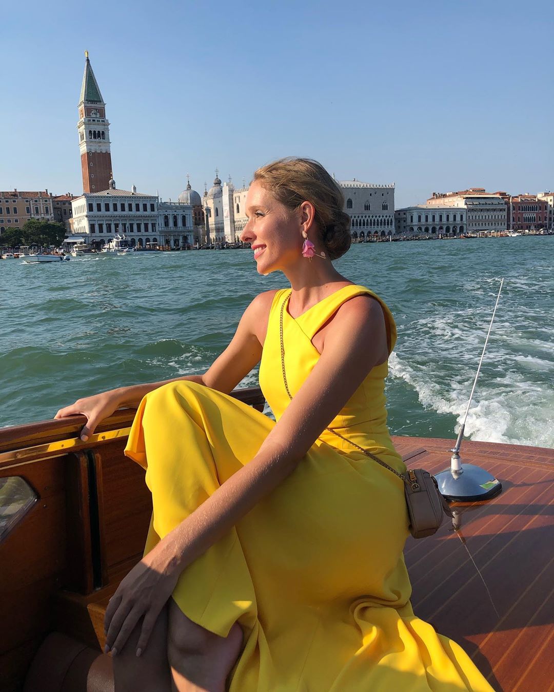 Катя Осадча у розкішній жовтій сукні милується Венецією 
