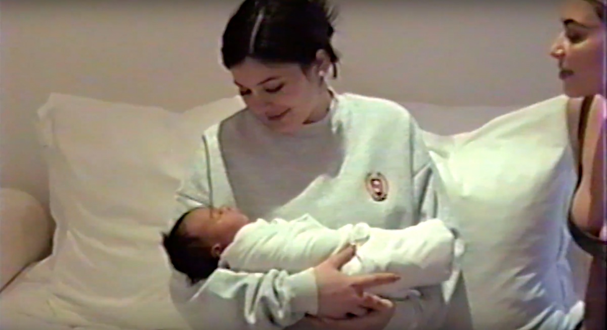 Кайли Дженнер с новорожденной дочерью
