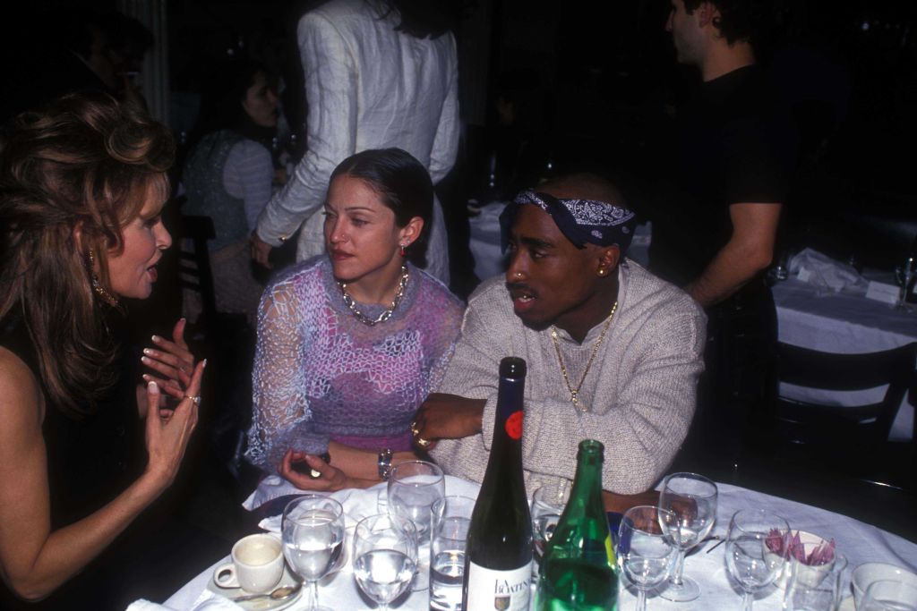 Чернокожий рэпер Тупак Шакур бросил Мадонну в 1995 году, поскольку она белая