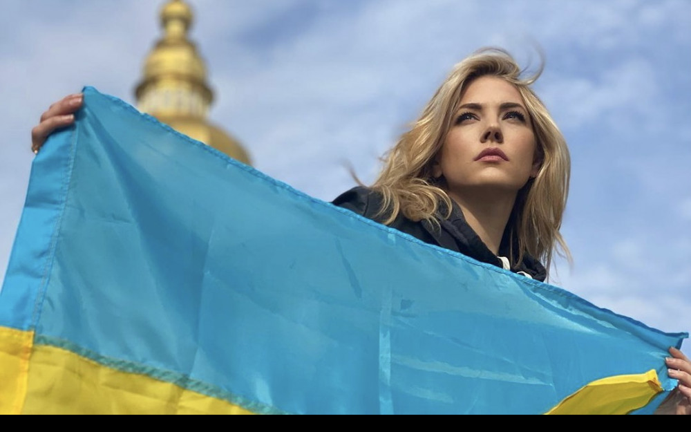 https://elle.ua/i/autoimage/publications/1000_625/40370/zirki-gollivudu-ukrainskogo-pohodzhennya-ivanna-sahno-ta-ketrin-vinnik-priihali-v-kiiv.jpg