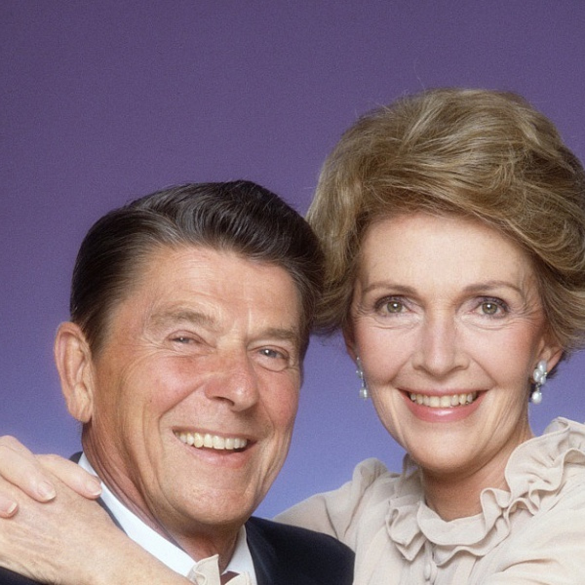 Смогрегтің жас дос қызымен жыныстық қатынас Порно видео: Ағасы әпкесін бұзады