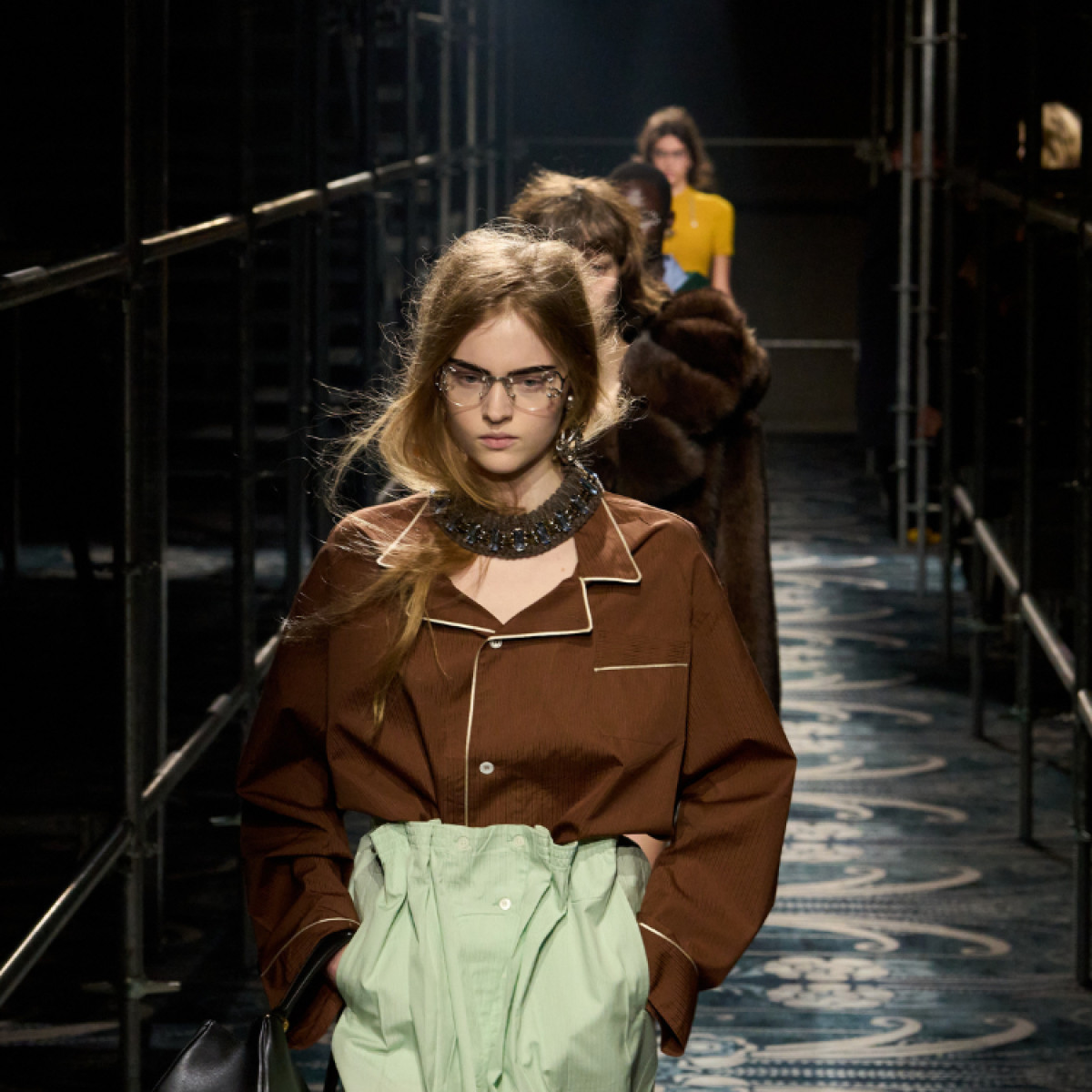 服/ファッション PRADA 解体”や“変化”をテーマに据え、シンプルな仕立てにこだわった今季の