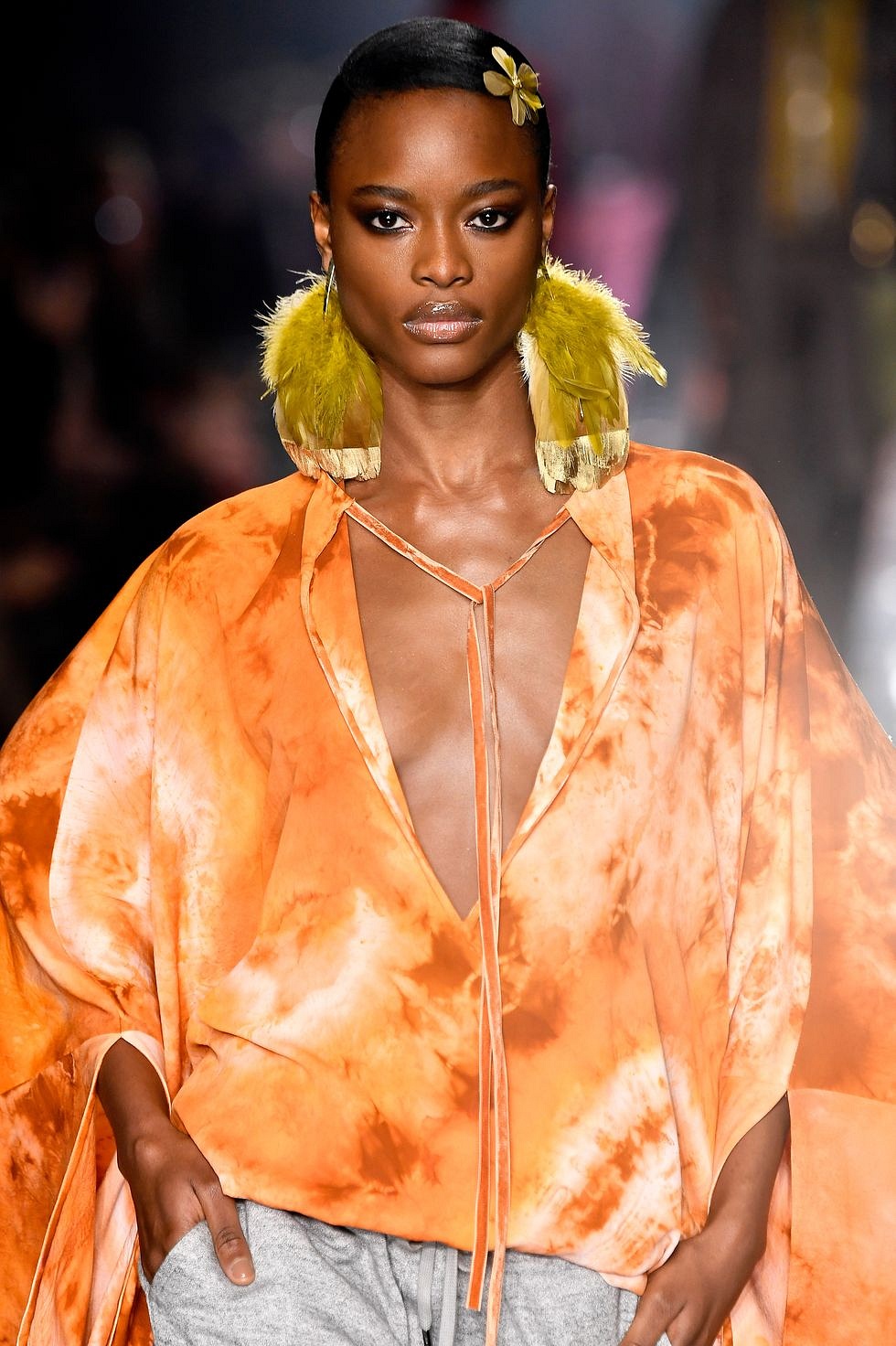 Заколки с цветами и серьги с перьями, Tom Ford