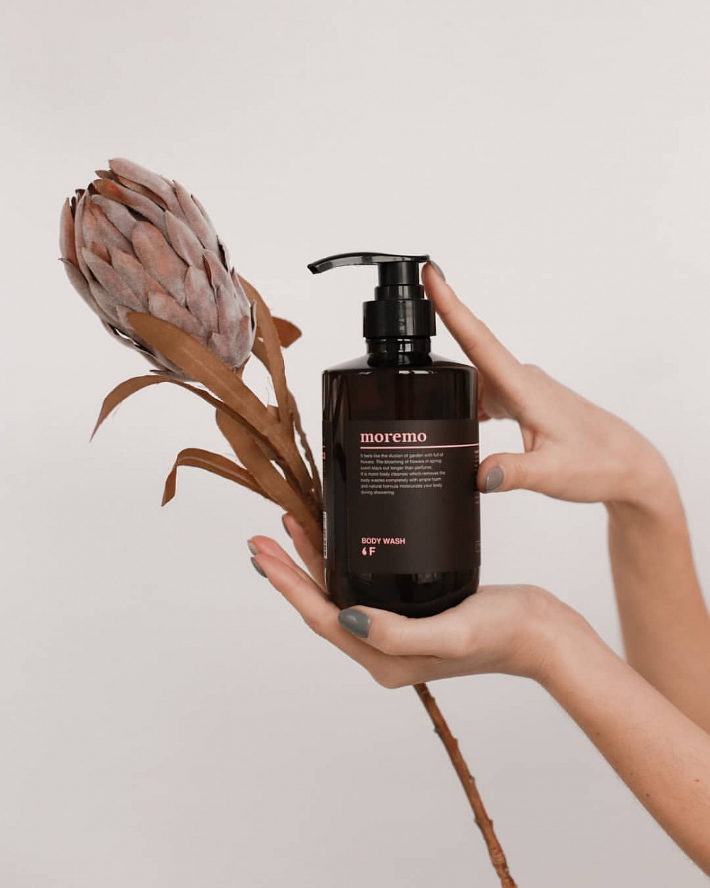 Гель для душа Body Wash F c экстрактами 5 розовых цветов и маслами арганы, макадамии, виноградных косточек, канолы и абрикоса, Moremo