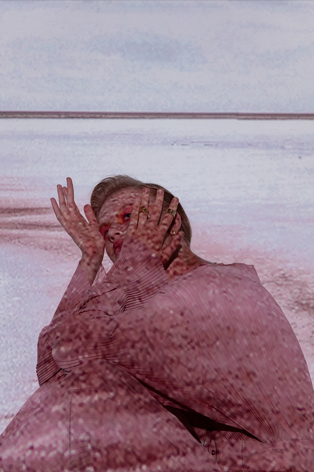 Украшения на руках: Brua, Серьги: Rassvet Accessories