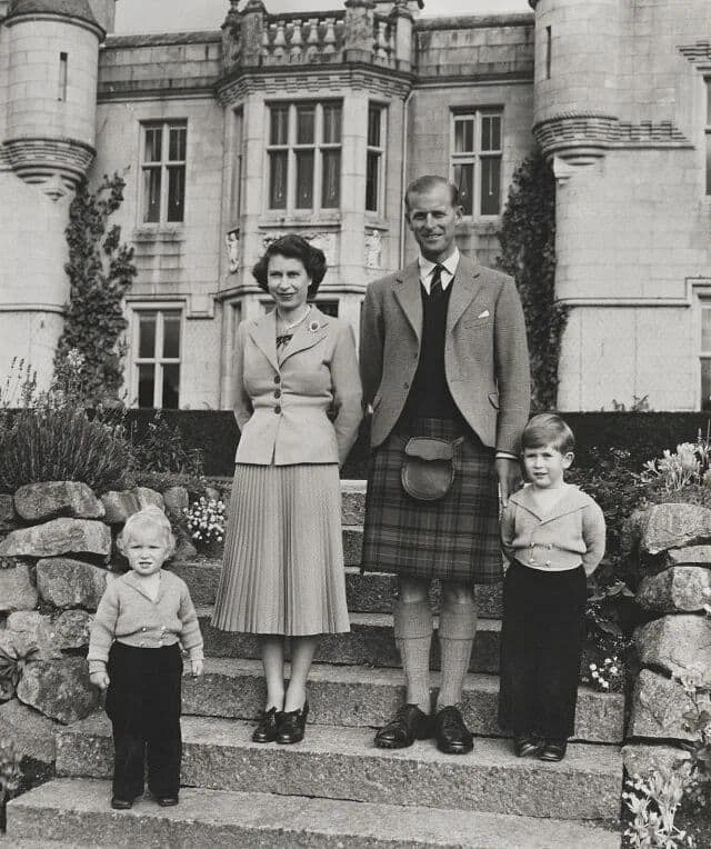 Королева Єлизавета II та принц Філіп з дітьми, 1953 рік