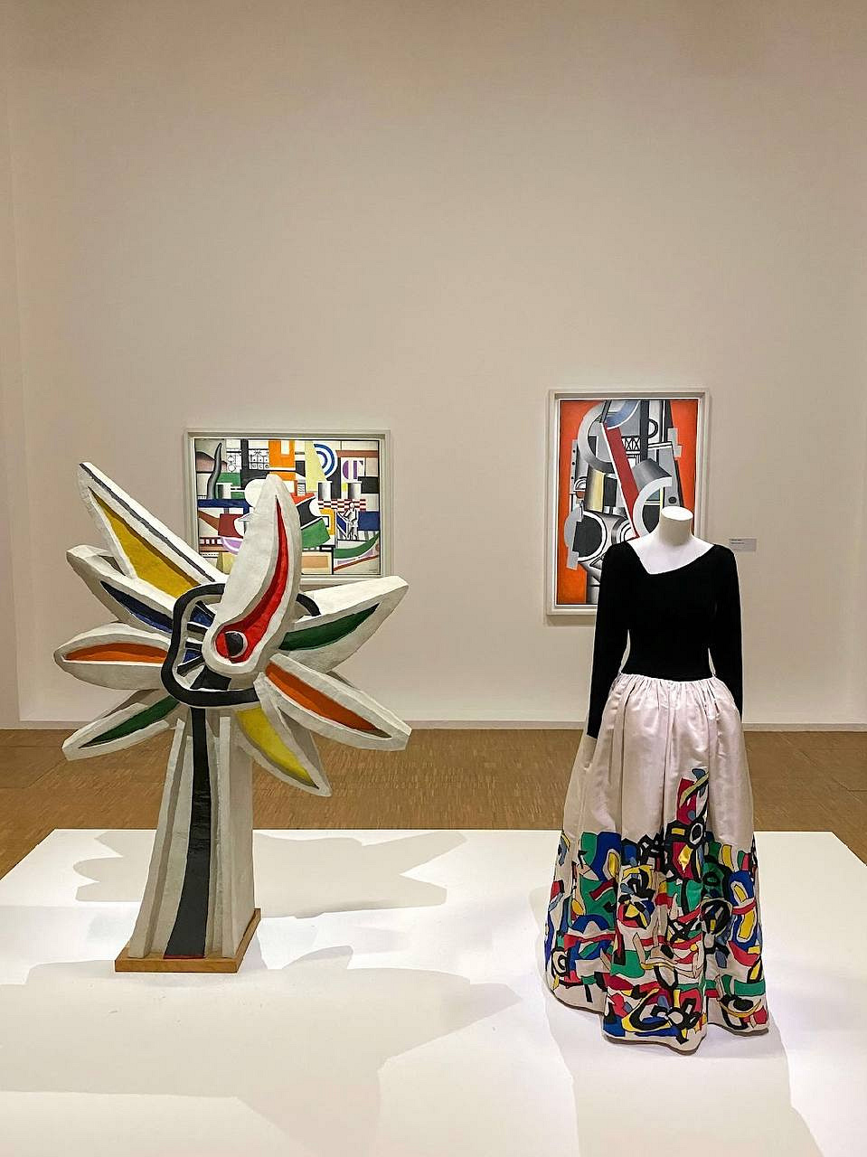 Ансамбль Yves Saint Laurent з колекції осінь-зима 1981. Поліхромна скульптура «Соняшник», Фернан Леже, 1952