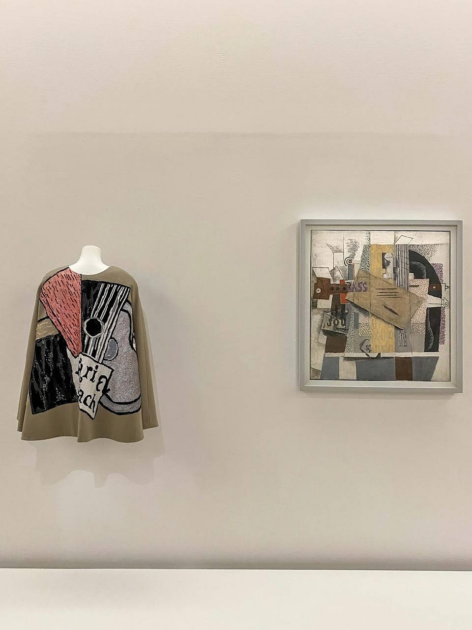 Кейп Yves Saint Laurent з колекції весна-літо 1988. Картина Пабло Пікассо «Скрипка», 1914