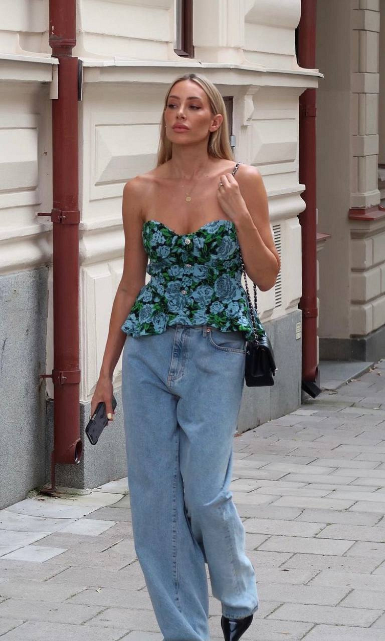 Instagram: @alexiiak