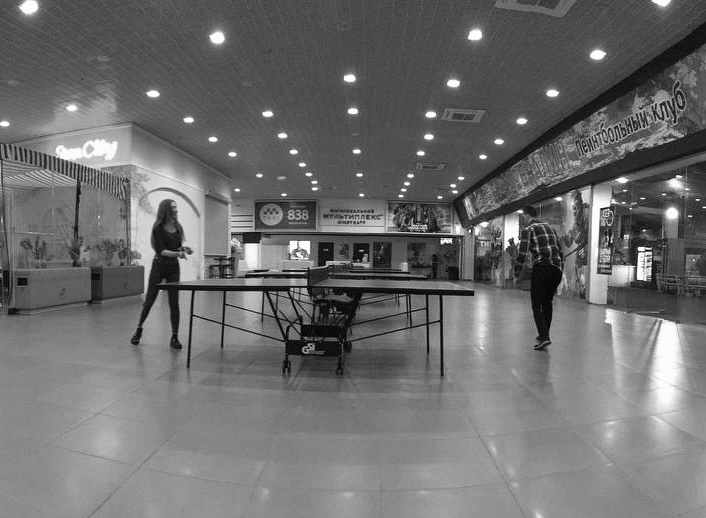 Марія з Миколою грають у настільний теніс у ТРЦ ПортCity