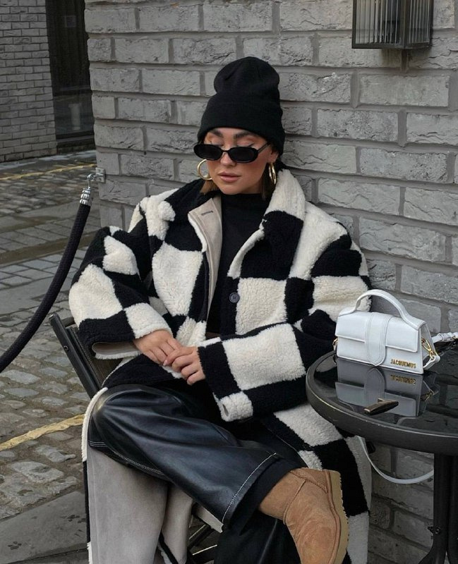 Instagram: @iamhannawhiting