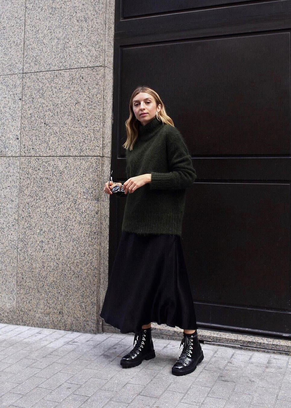 З шовковою юбкою-міді та об'ємним светром