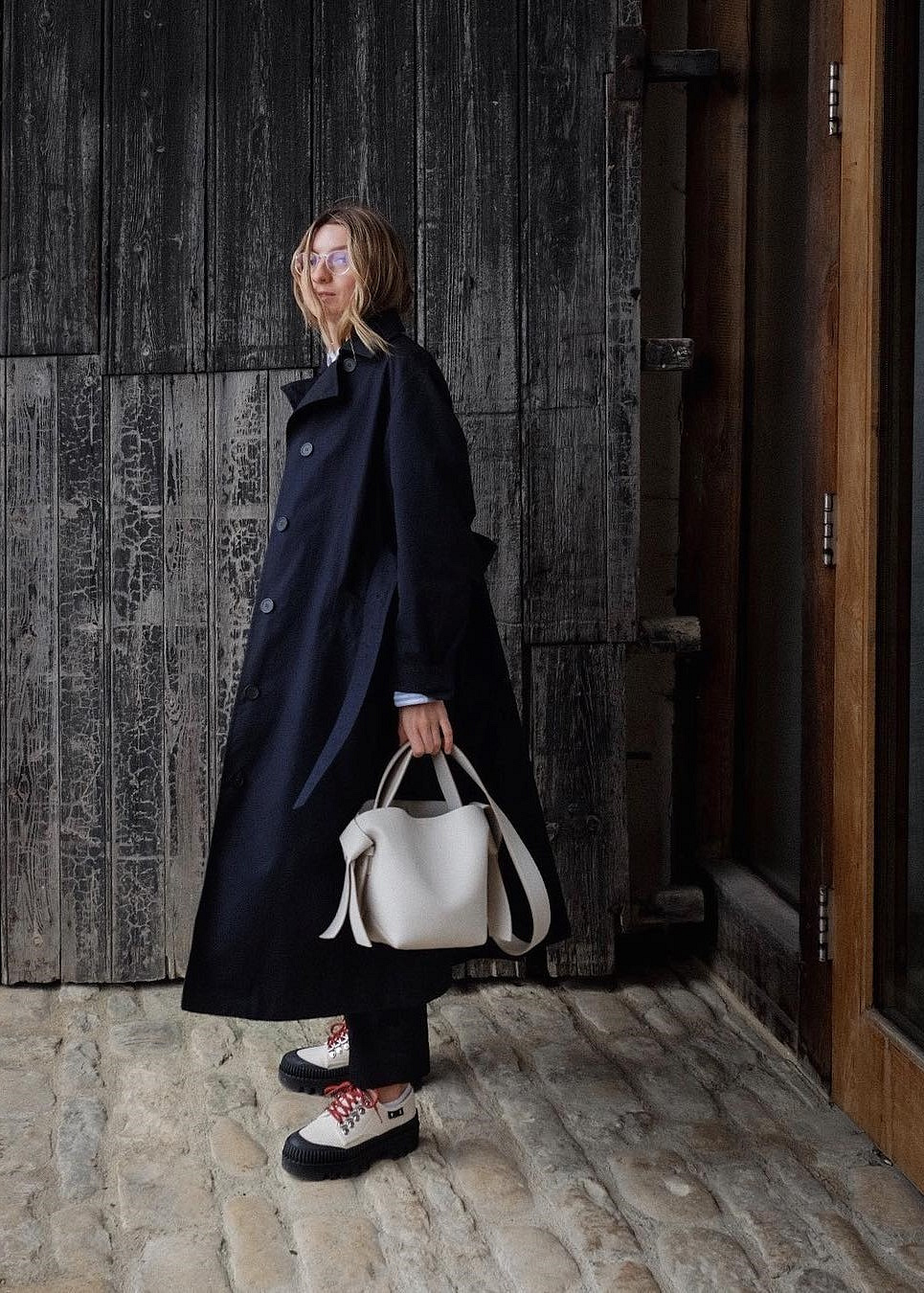 З тренчем та сумкою в тон