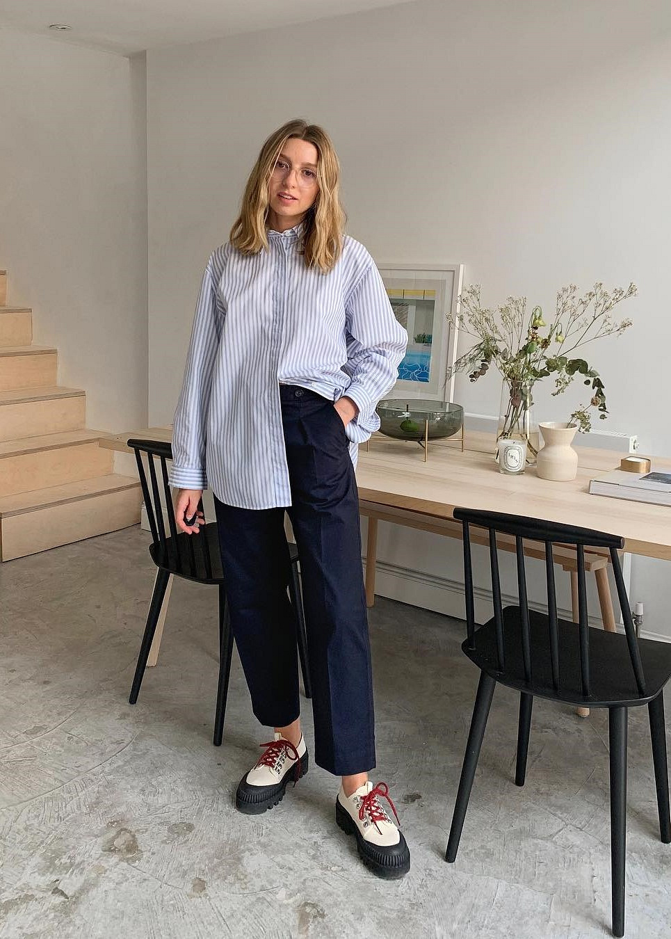 З сорочкою та чіносами