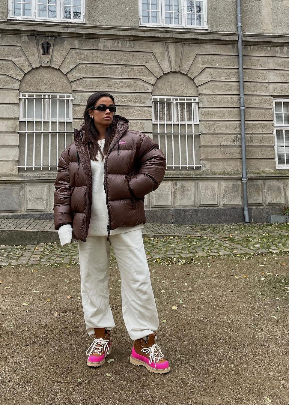 Зі спортивним костюмом та пуховиком