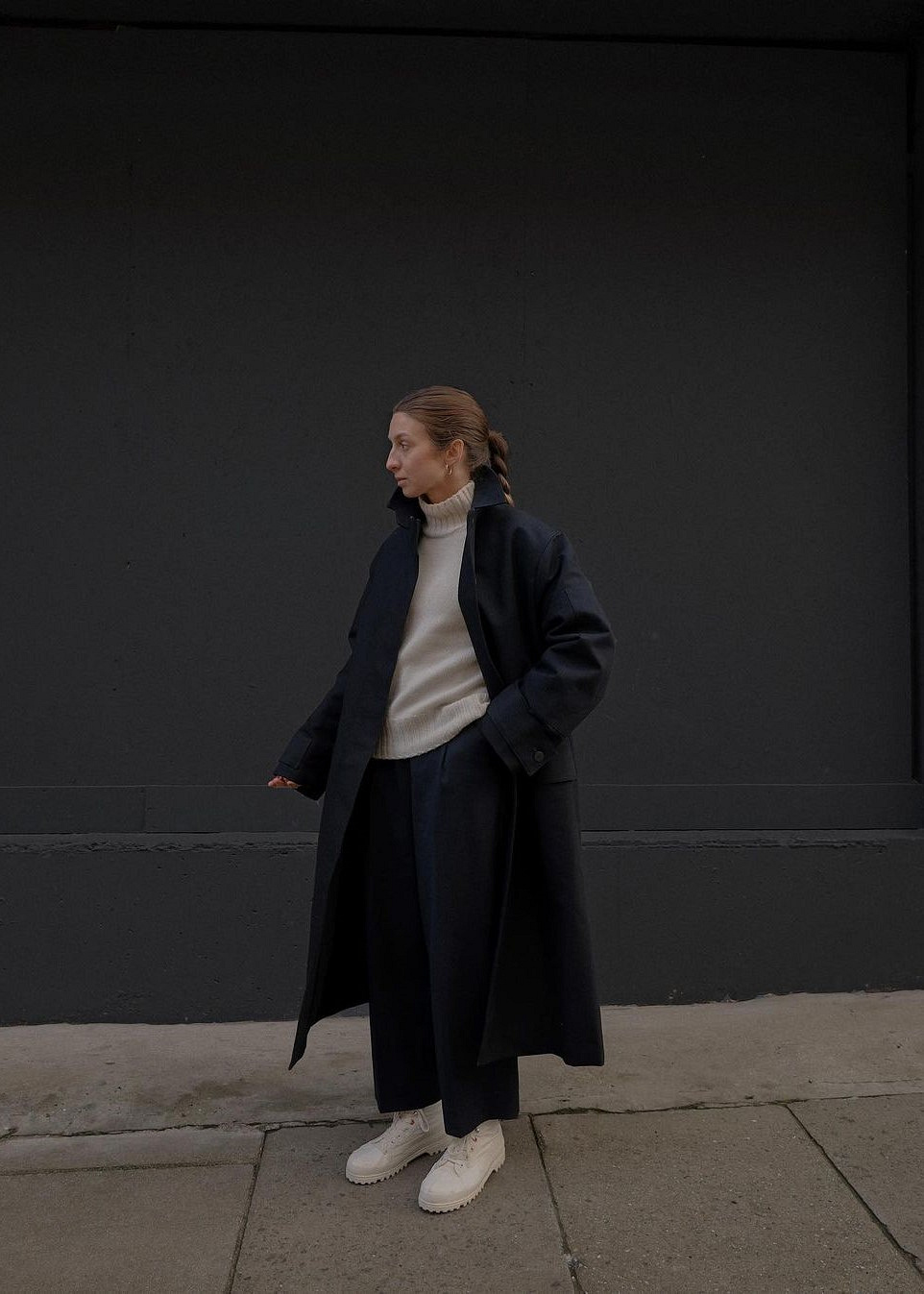 З тренчем та кашеміровим светром