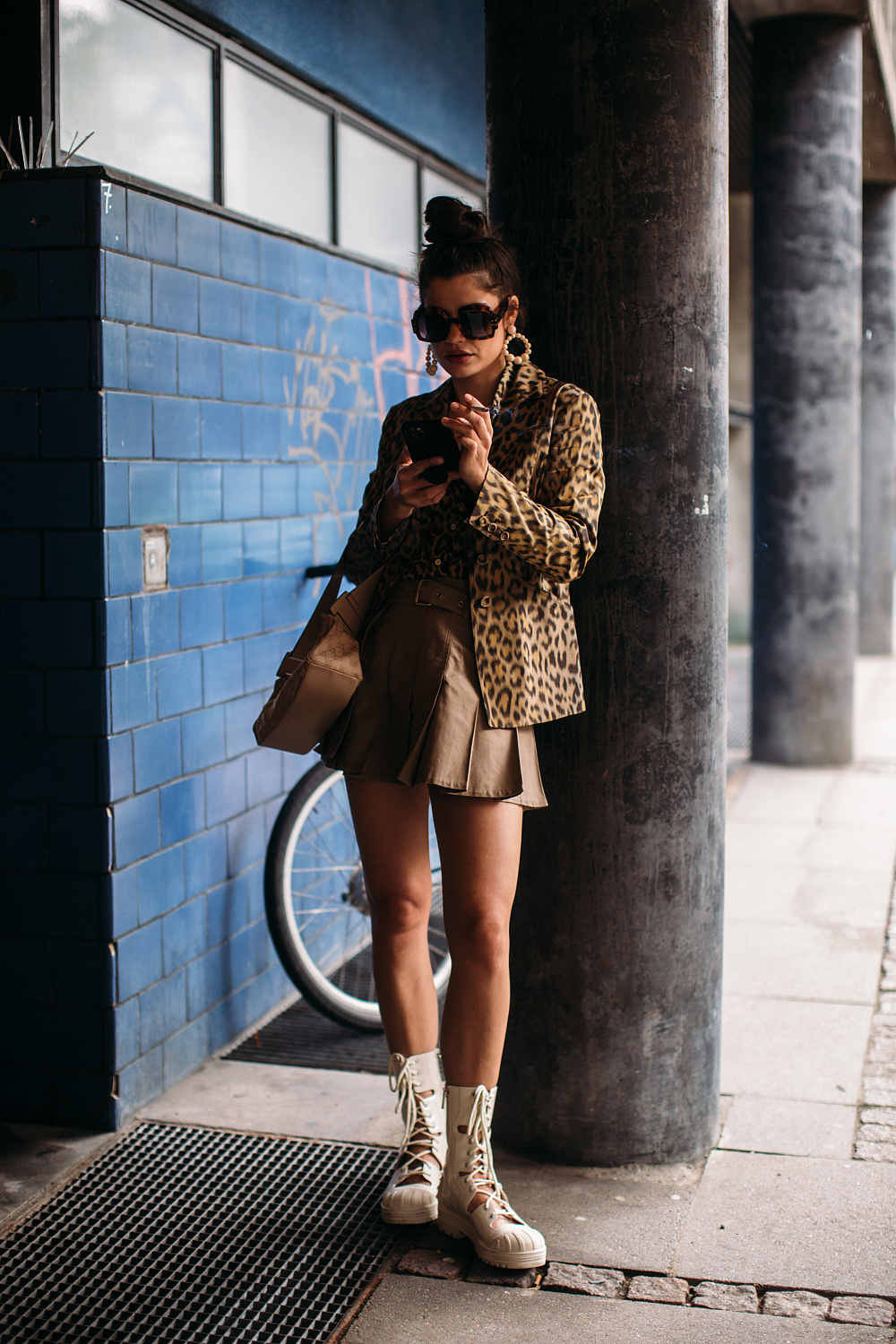 З юбкою-пліссе та леопардовим жакетом