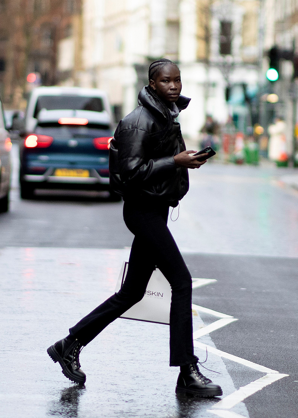 З пуховиком та вкороченими джинсами