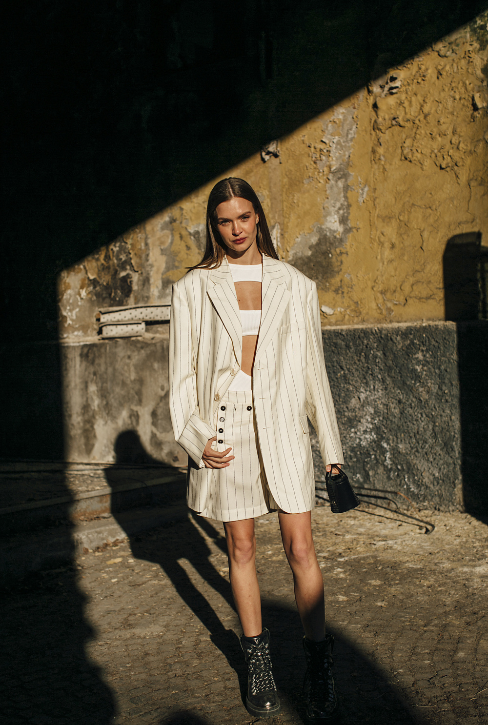 З шортами костюмного крою та блейзером