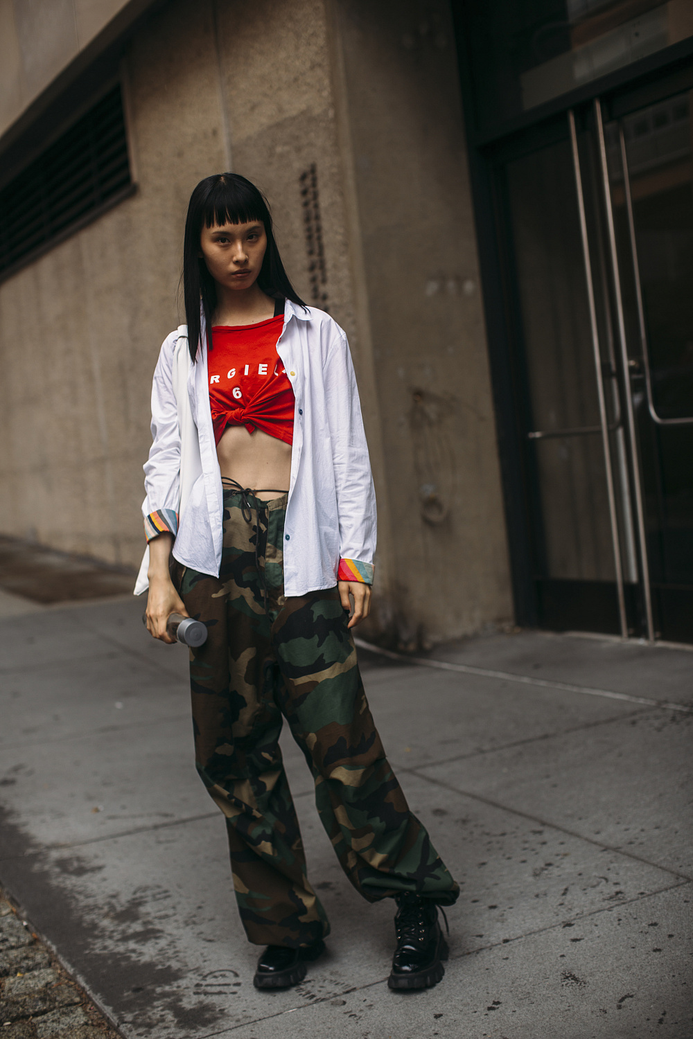 З штанами у стилі мілітарі