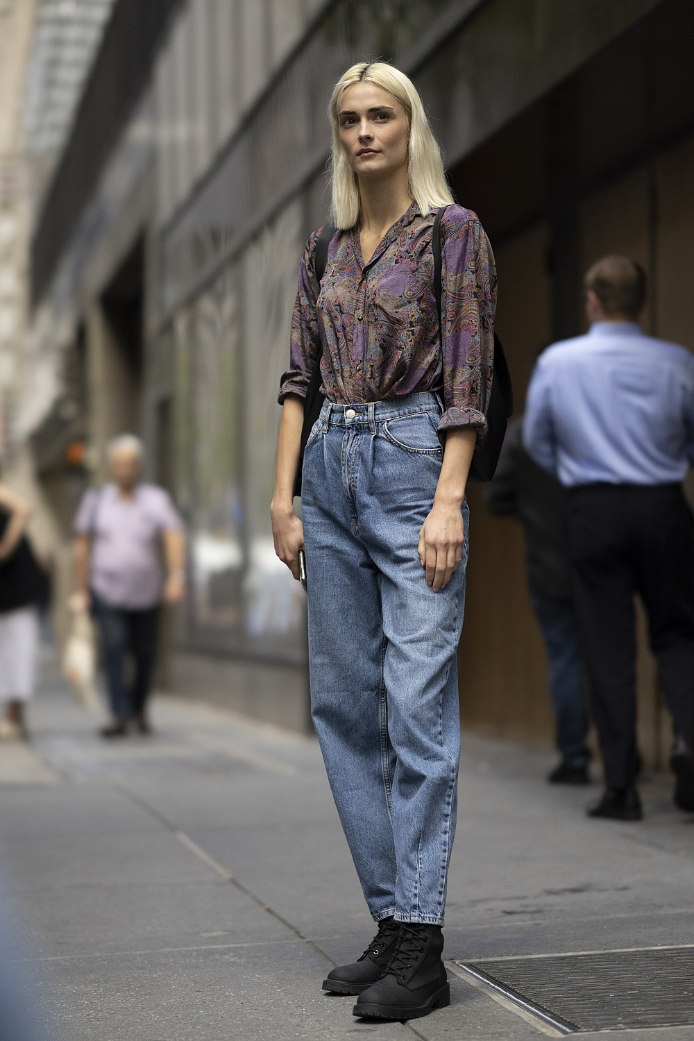 З джинсами та сорочкою в стилі 80-х