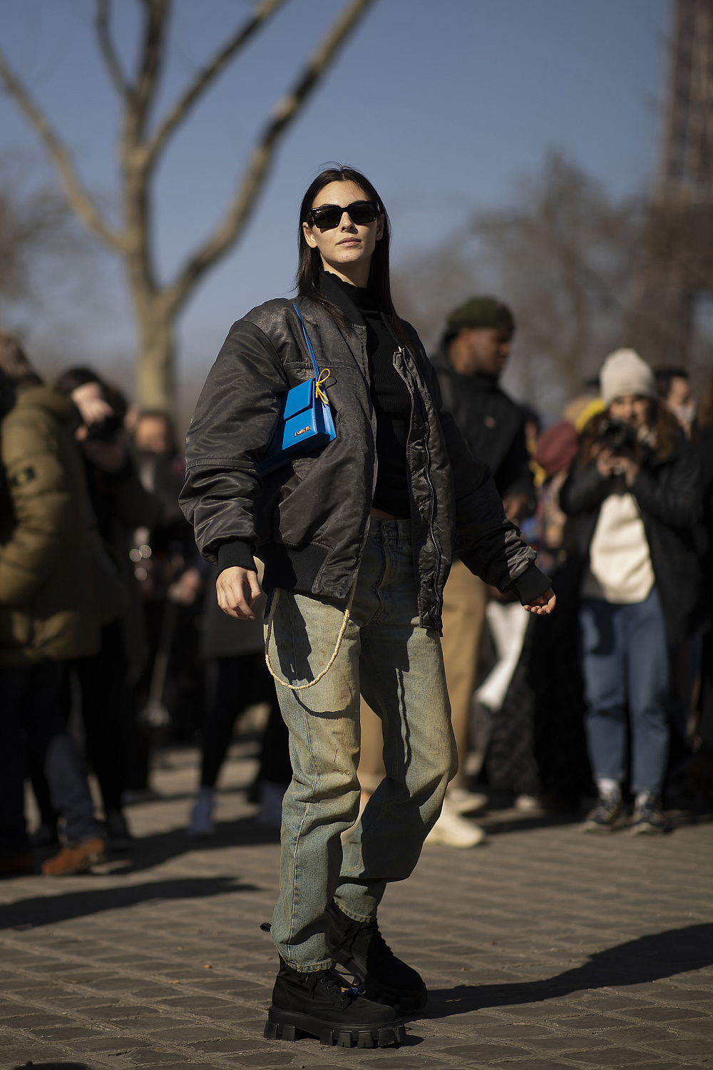 З бомбером та джинсами