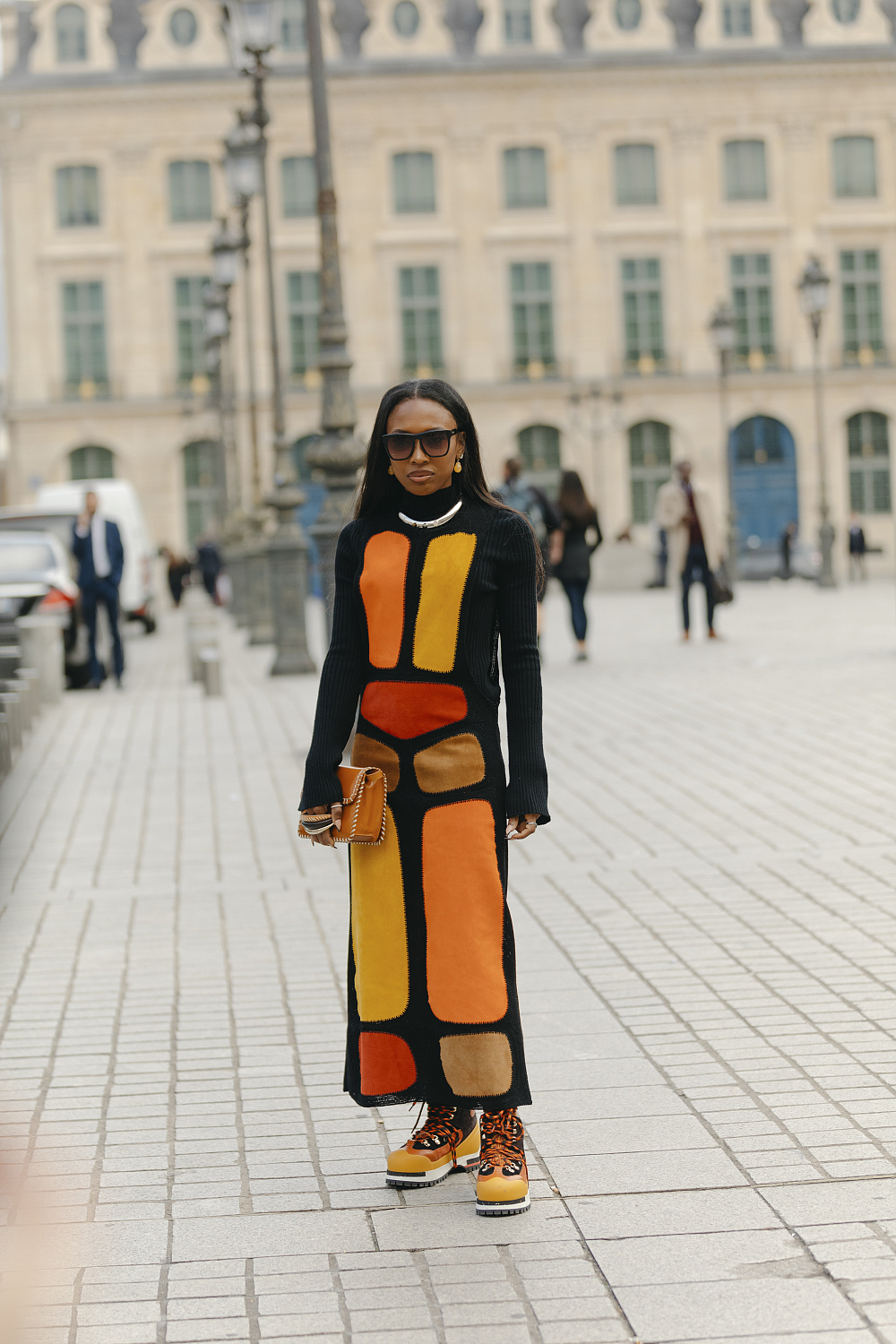 З яскравою сукнею в тон