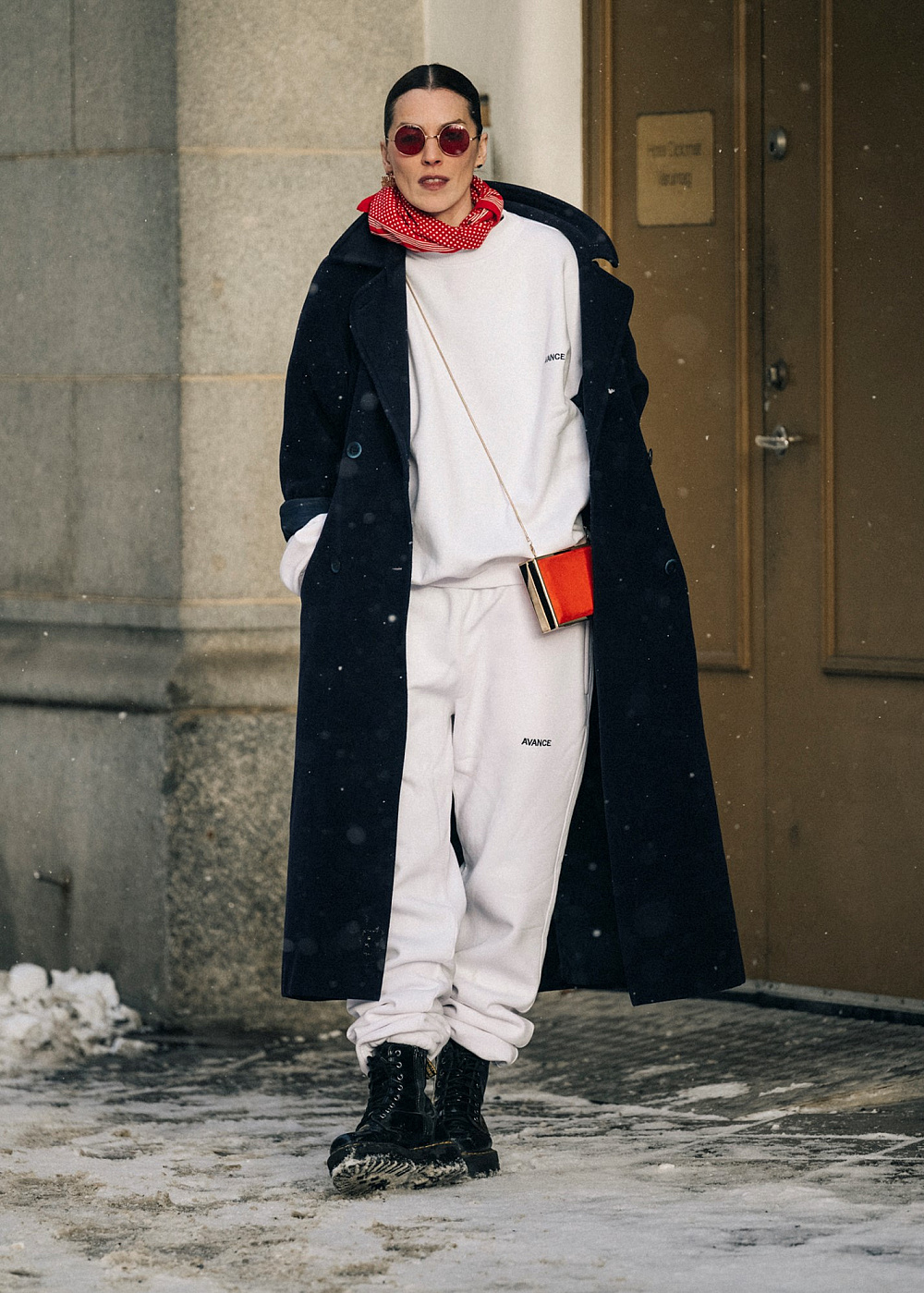 Зі спортивним костюмом та пальто