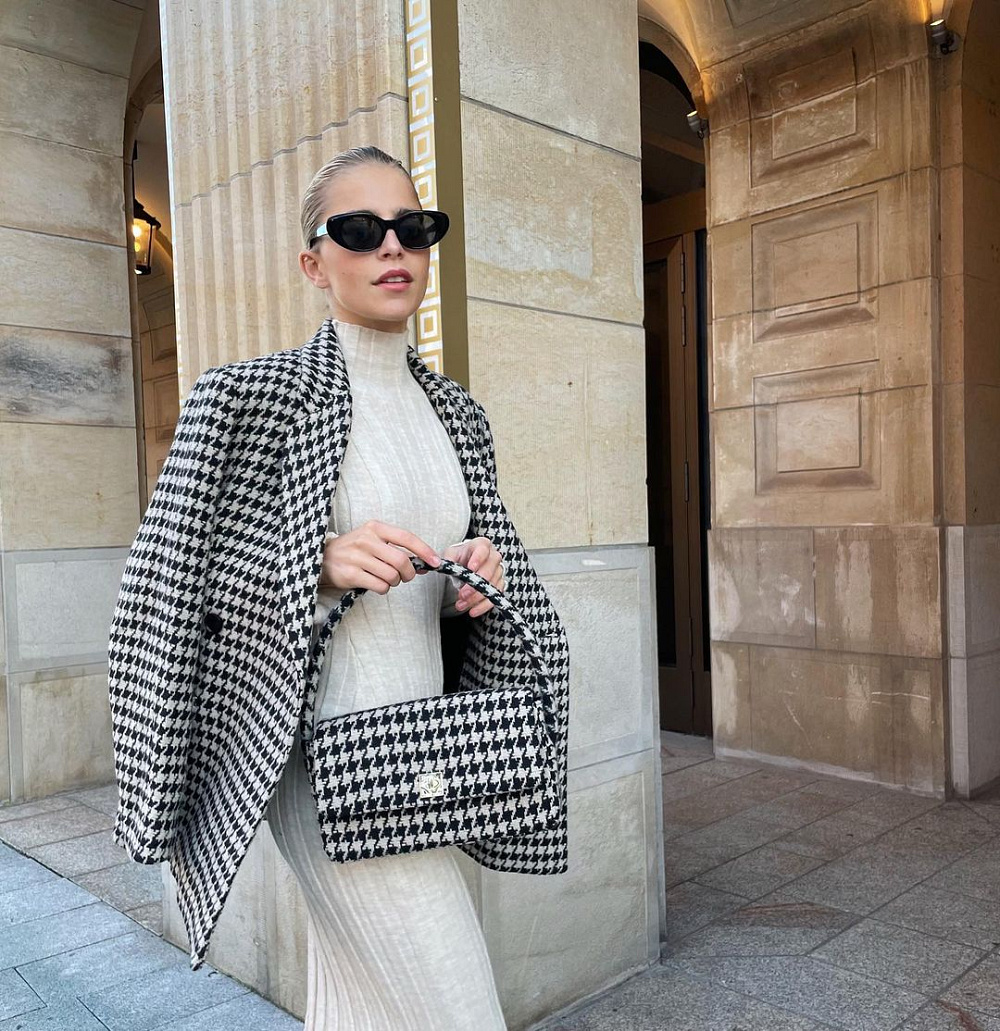 Instagram: @carodaur