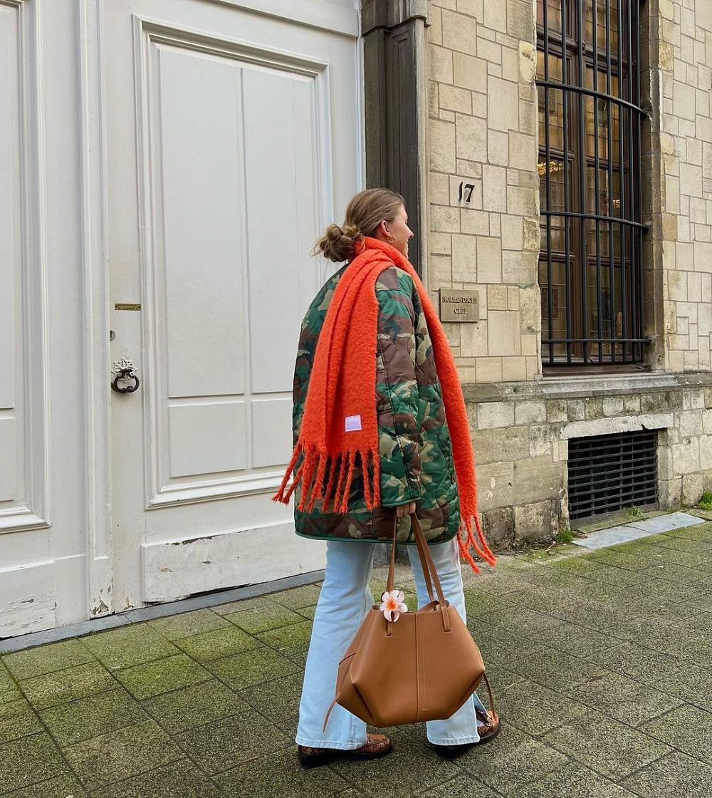 Instagram: @emiliavandyck