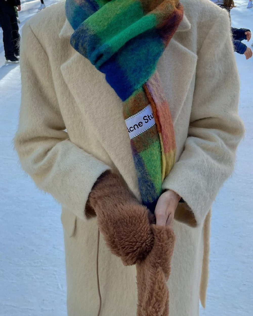 Instagram: @juliesfi