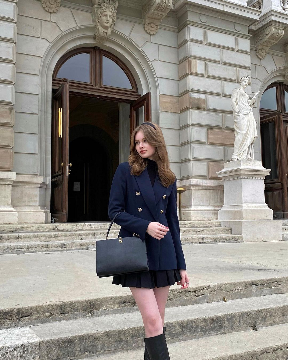 Instagram: @carlacrnt_