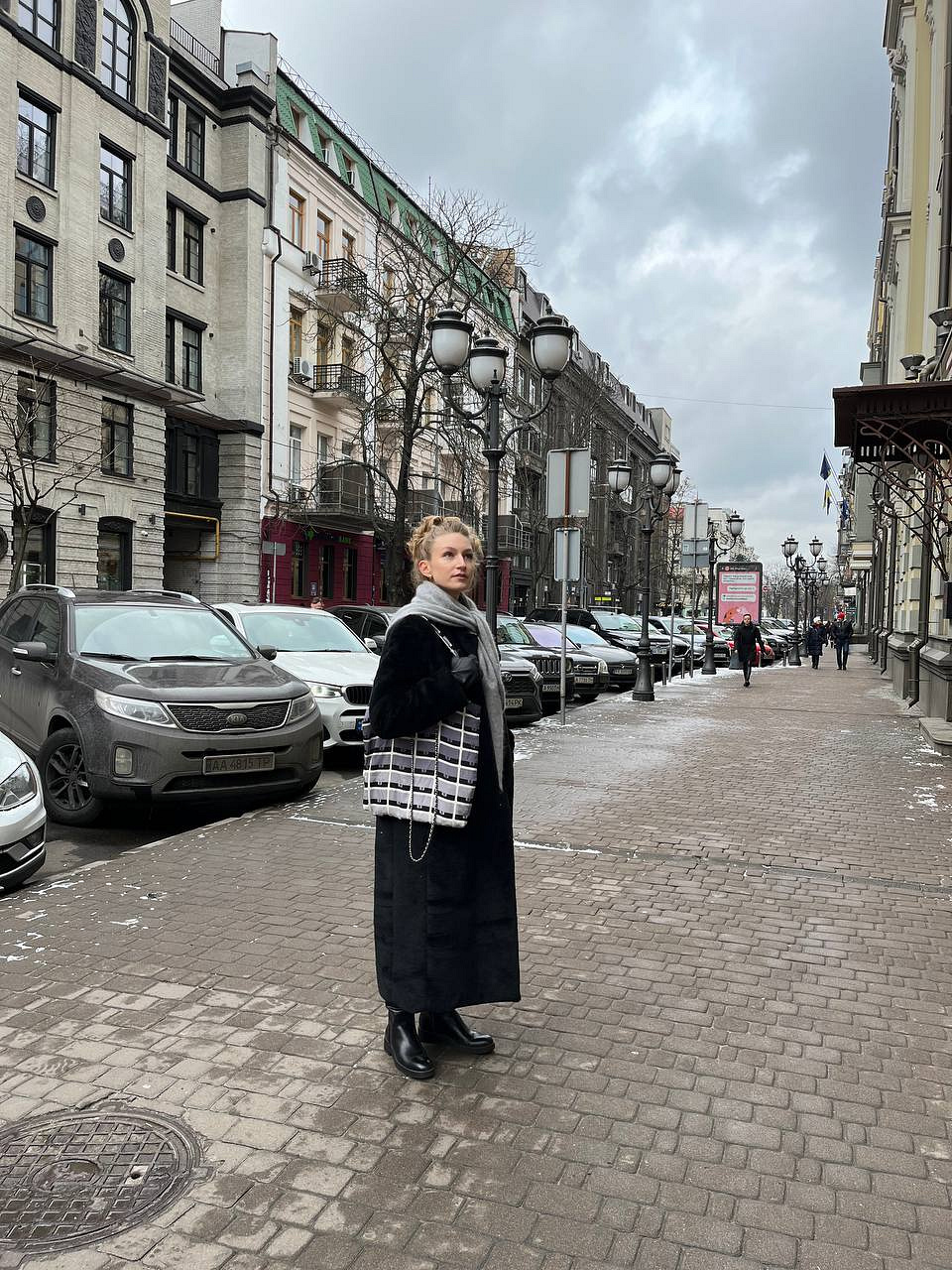 Шуба, DAFF; сумка, Chanel; платок, The body wear