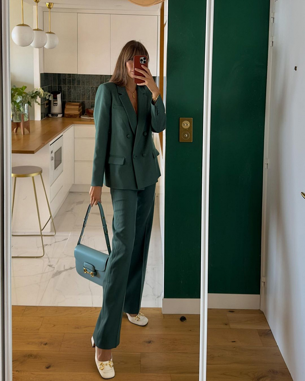 Instagram: @juliesfi