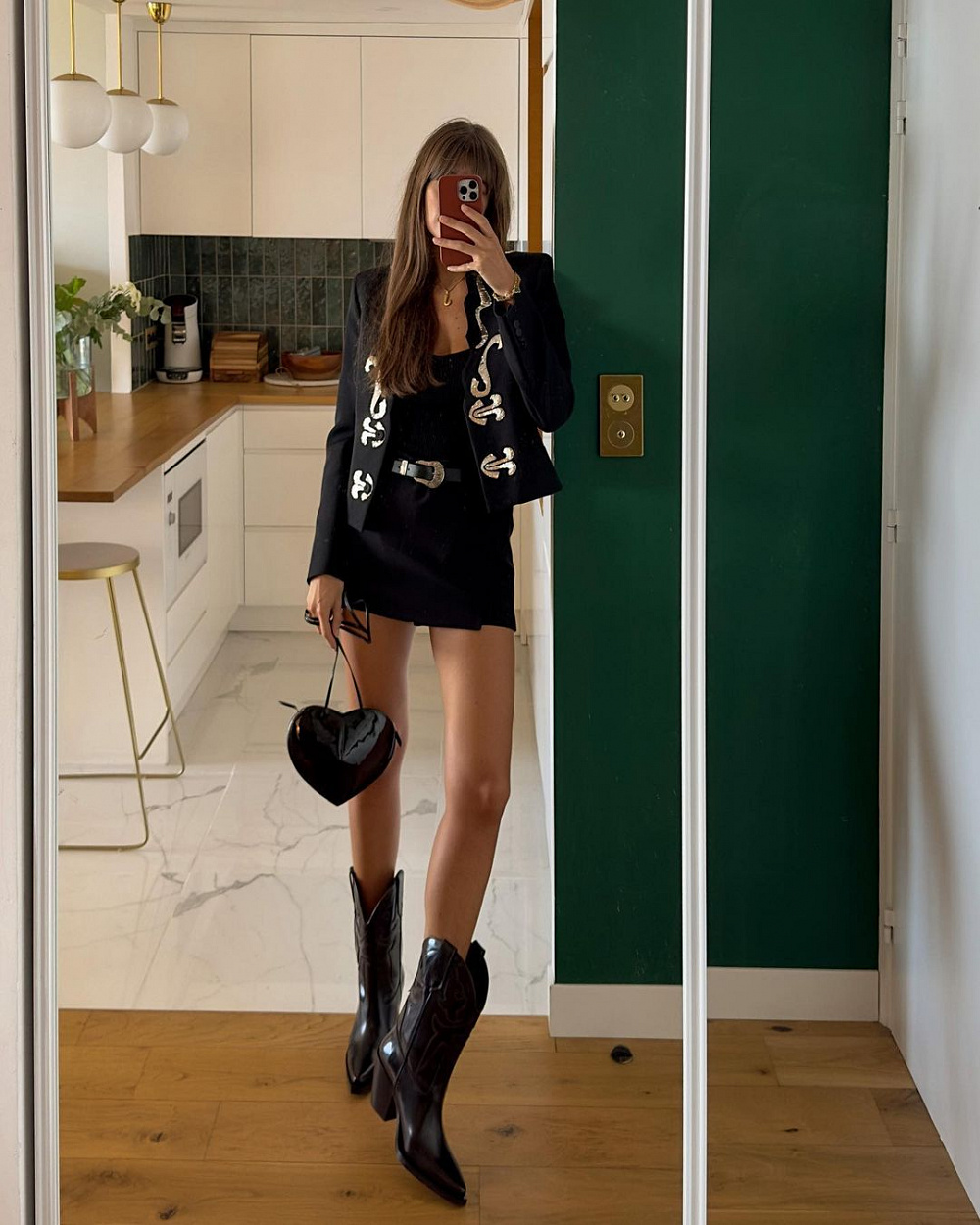 Instagram: @juliesfi