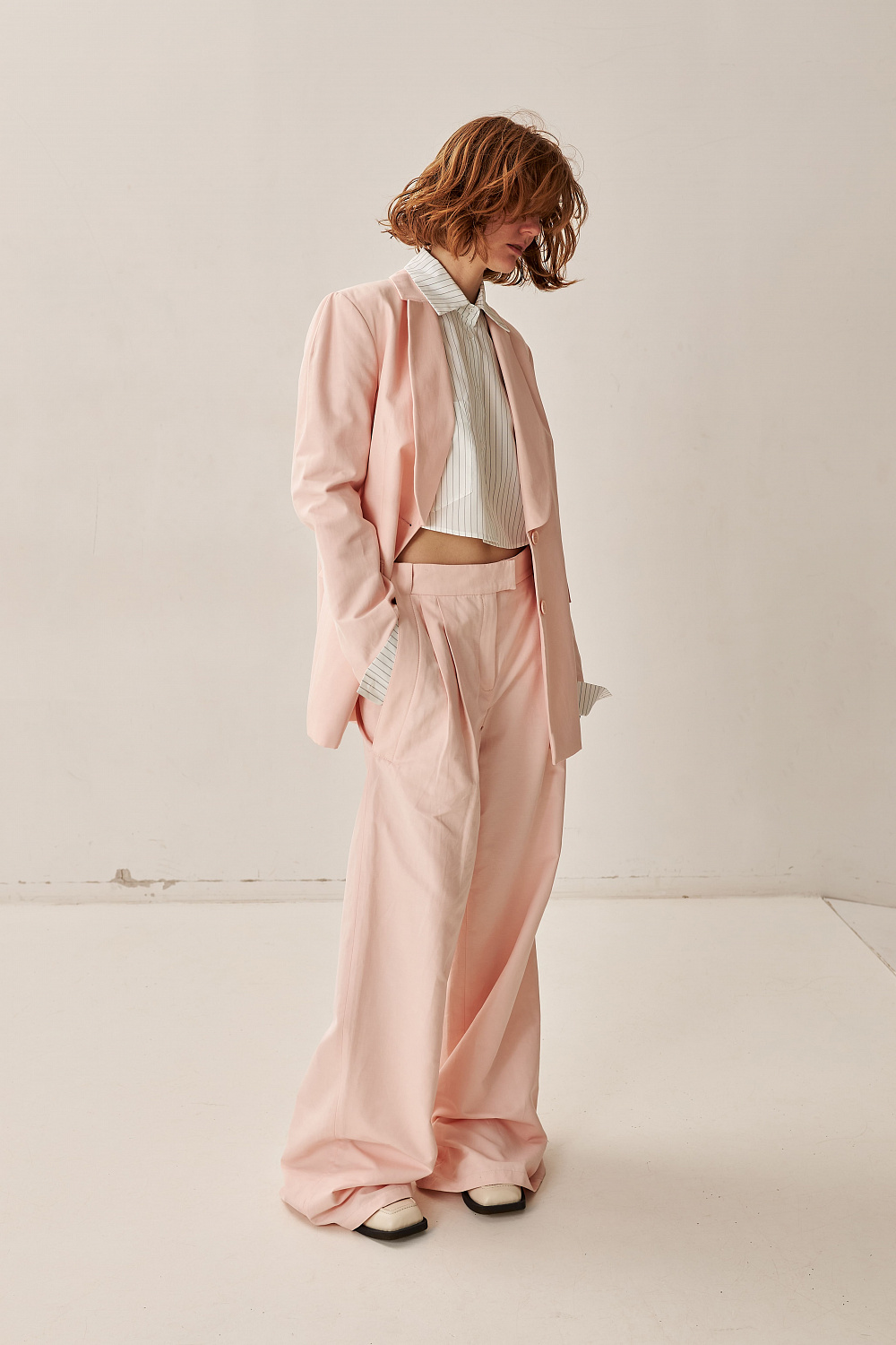 Костюм, BOBKOVA; сорочка, BÁZHANE; лофери, Ikos