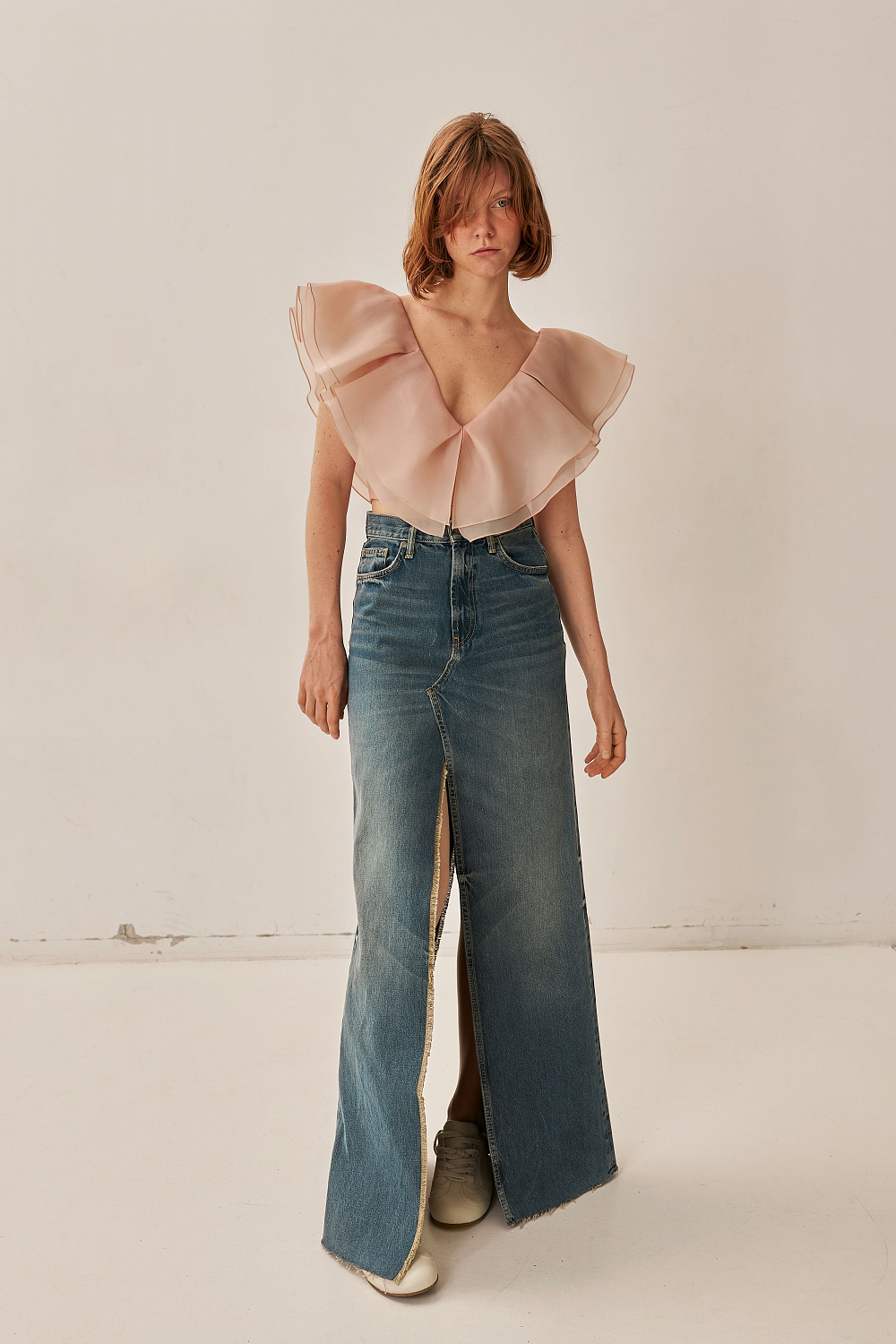 Топ, NATALIYA NOVITSKA; спідниця, BÁZHANE; кросівки, власність стиліста