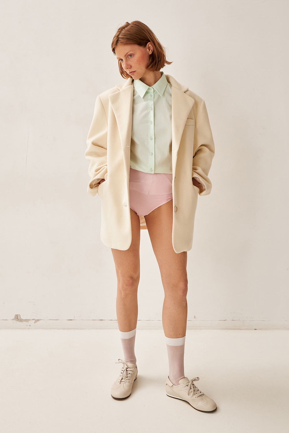 Сорочка, BOBKOVA; піджак, BÁZHANE; спідня білизна, U-R-SO; кросівки, власність стиліста