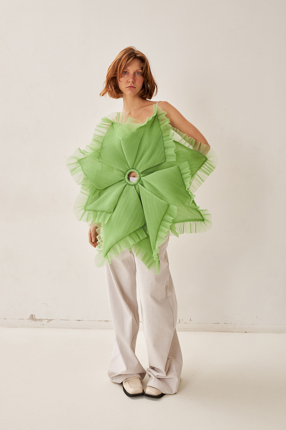 Сукня, Malva Florea; джинси, KSENIA SCHNAIDER; лофери, Ikos