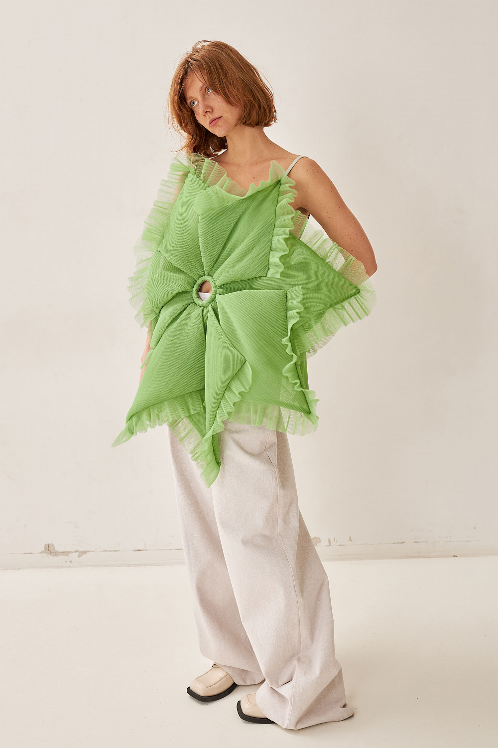 Сукня, Malva Florea; джинси, KSENIA SCHNAIDER; лофери, Ikos