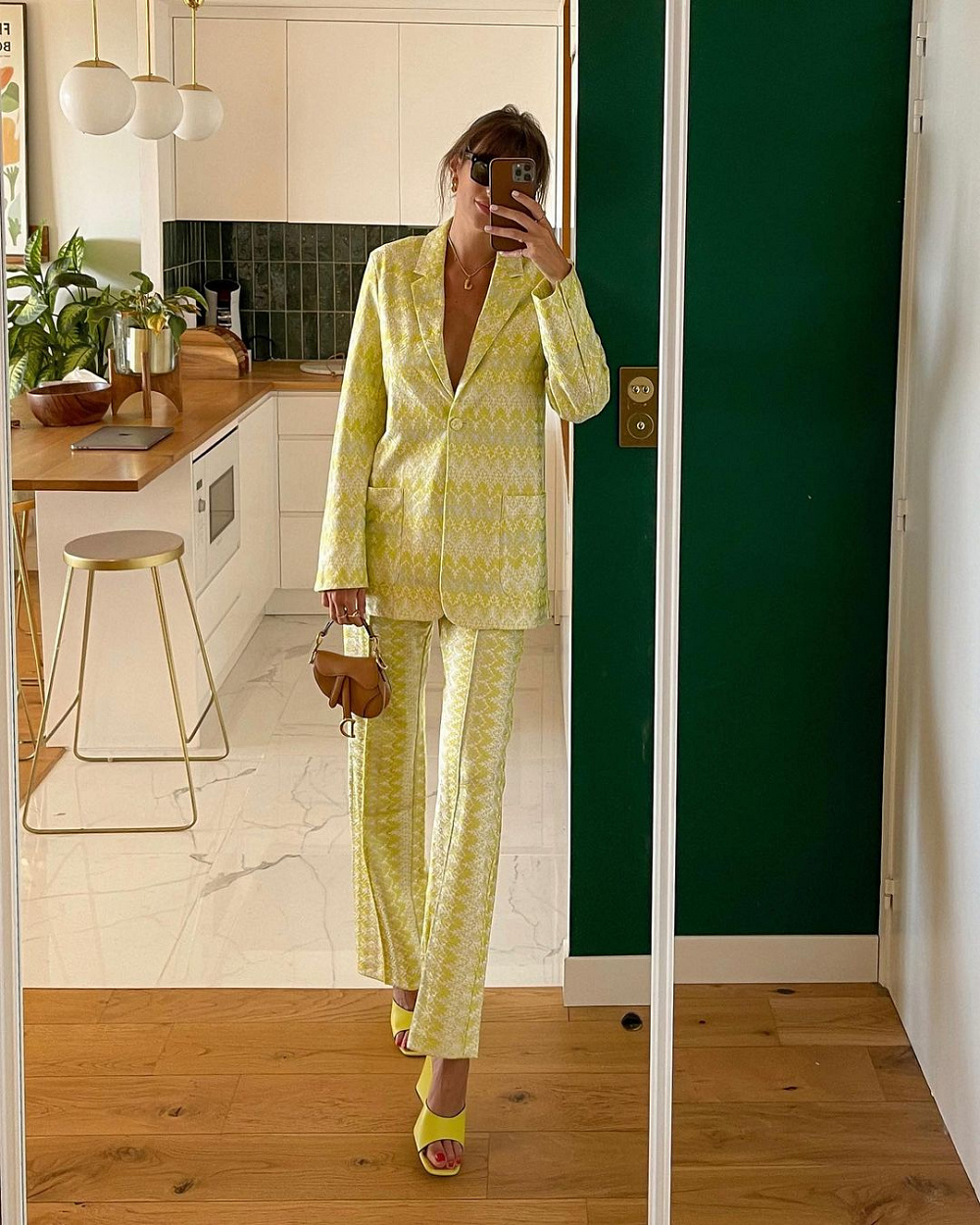 Instagram: @juliesfi