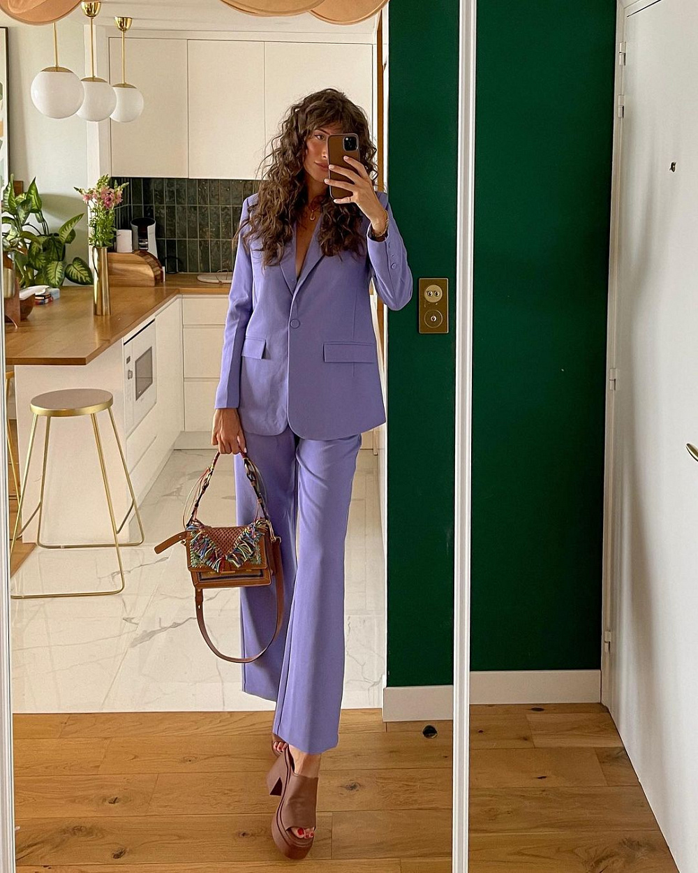 Instagram: @juliesfi