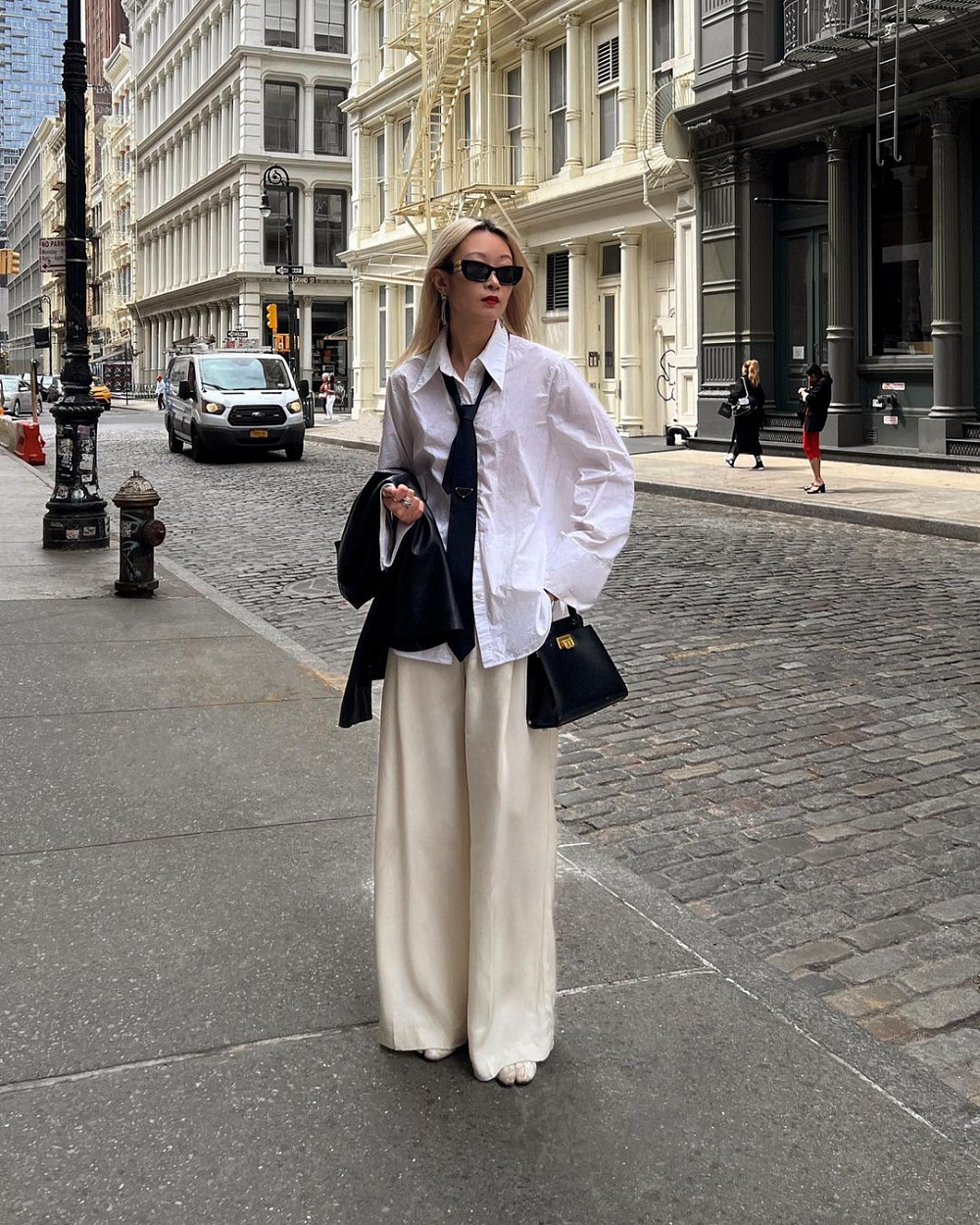 Instagram: @thecarolinelin