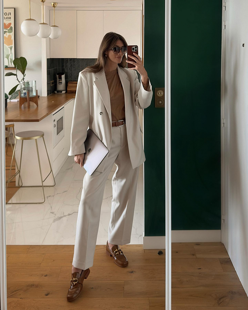 Instagram: @juliesfi