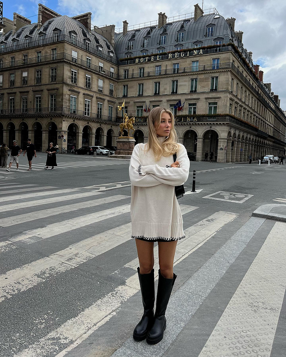 Instagram: @lisamottl