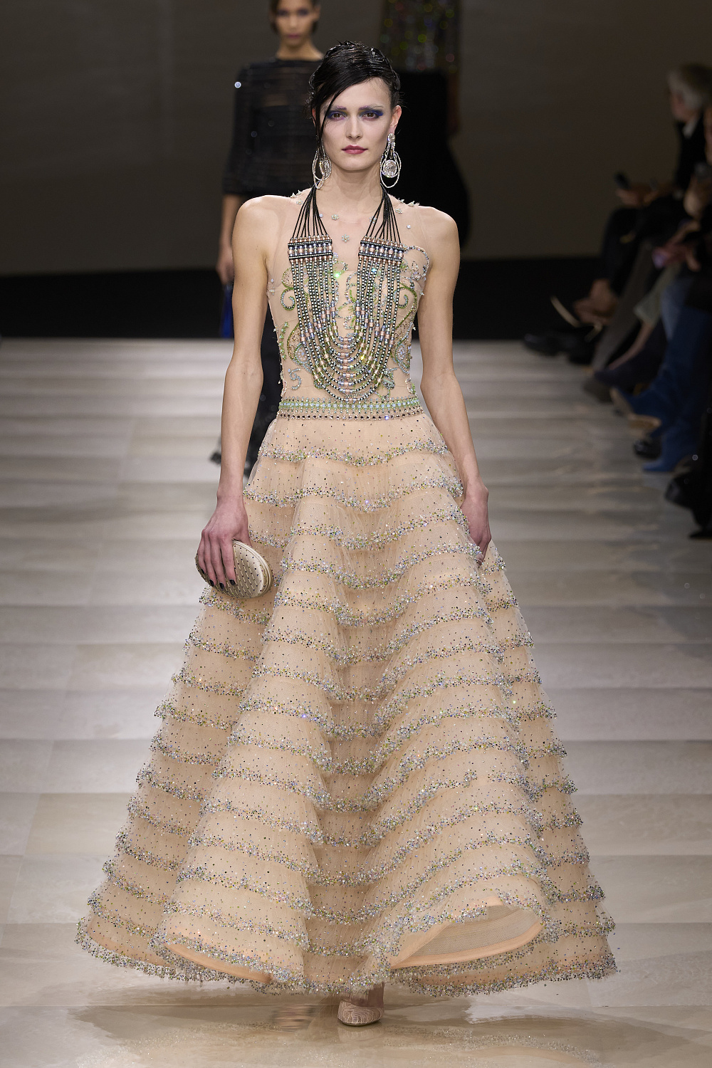 Кутюр в игре: коллекция Armani Privé Haute Couture Spring 2024