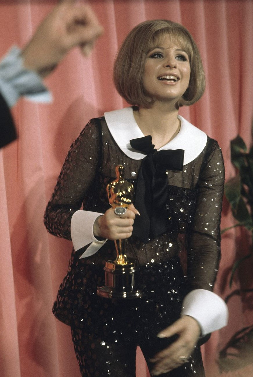 Барбра Стрейзанд в костюмі Арнольда Скаазі. Оскар 1969 року