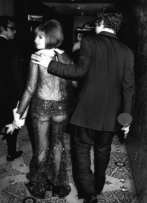 Барбра Стрейзанд в костюмі Арнольда Скаазі. Оскар 1969 року