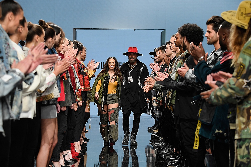 Dust of Gots + Telli Swift